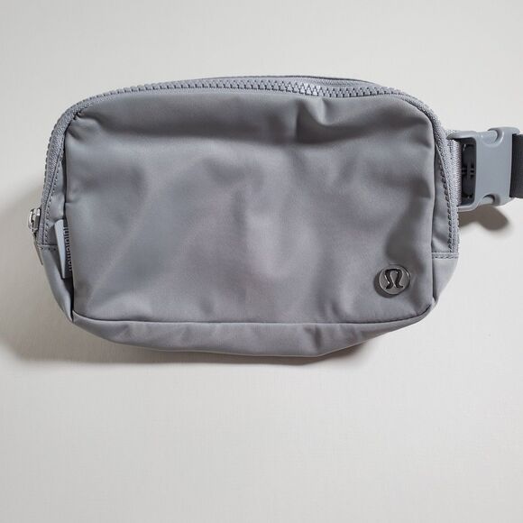 NEW Lululemon Women’s Everywhere Belt Bag 1L Silver Drop Nylon Athleisure - Picture 2 of 7